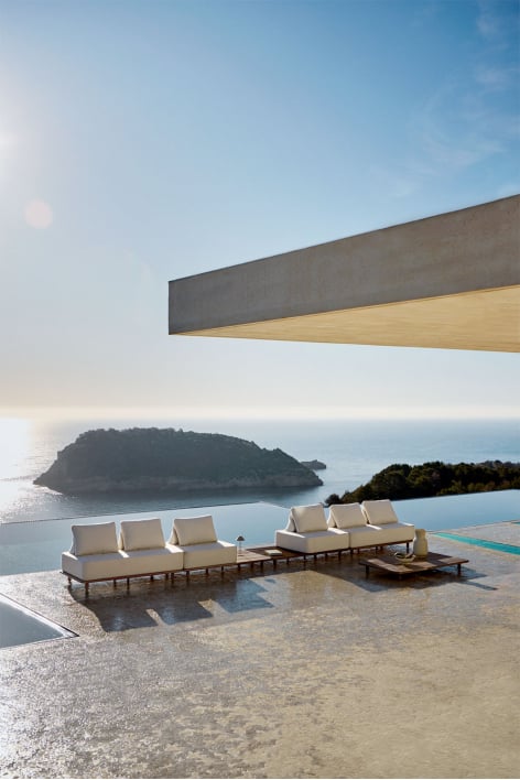 Conjunto de jardim com sofá modular de 4 peças com mesa lateral e mesa de centro 160x95 cm em acácia Portet