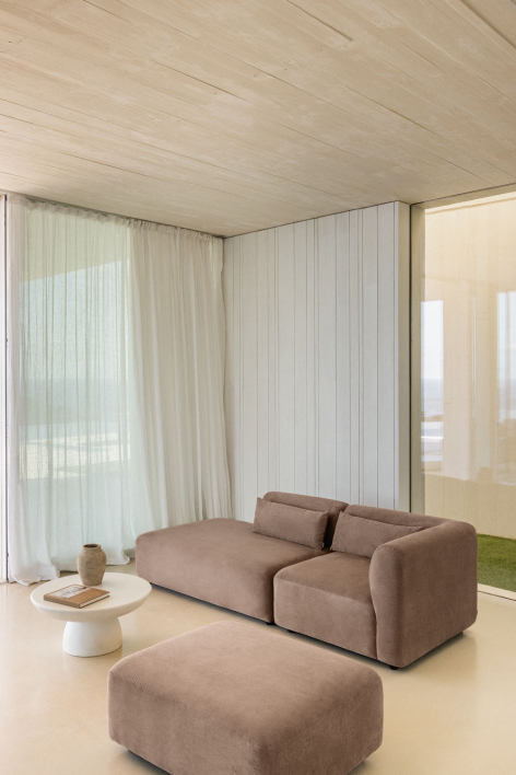 Sofá modular de canto de 2 peças com chaise-longue esquerda e pufe Fogler - Bombazina Camelo Castanho