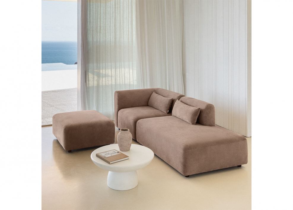 Sofá modular de canto de 2 peças com chaise direita e pufe Fogler - Bombazina Camelo Castanho
