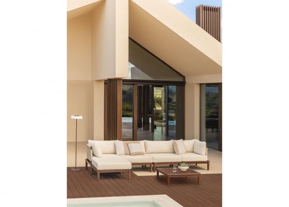 Conjunto de jardim com sofá modular de 4 peças com 2 poltronas de canto, mesa de centro e puff em acácia Giulia