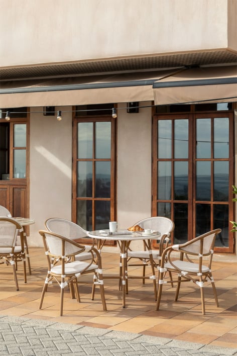 Conjunto Brielle Bistro com mesa redonda de 80 cm e 4 cadeiras de jardim empilháveis de alumínio com braços - Gardénia Branco