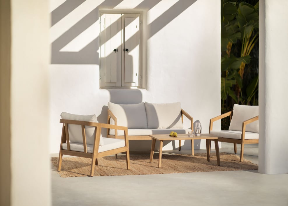 Conjunto de jardim com sofá, 2 poltronas e mesa de centro em madeira de acácia Kaela - Tecido Gardénia Branco