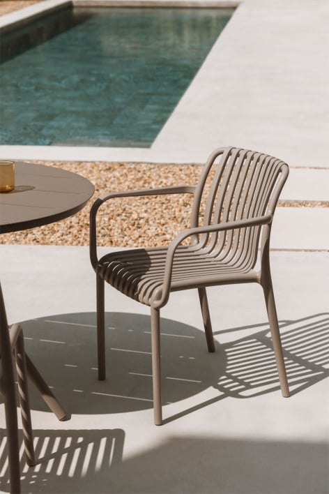 Cadeira de jardim Wendell em polipropileno com braços - Moka Brown