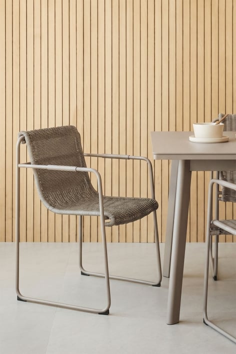Cadeira de jantar empilhável com apoios de braços em rattan sintético e aço Revia