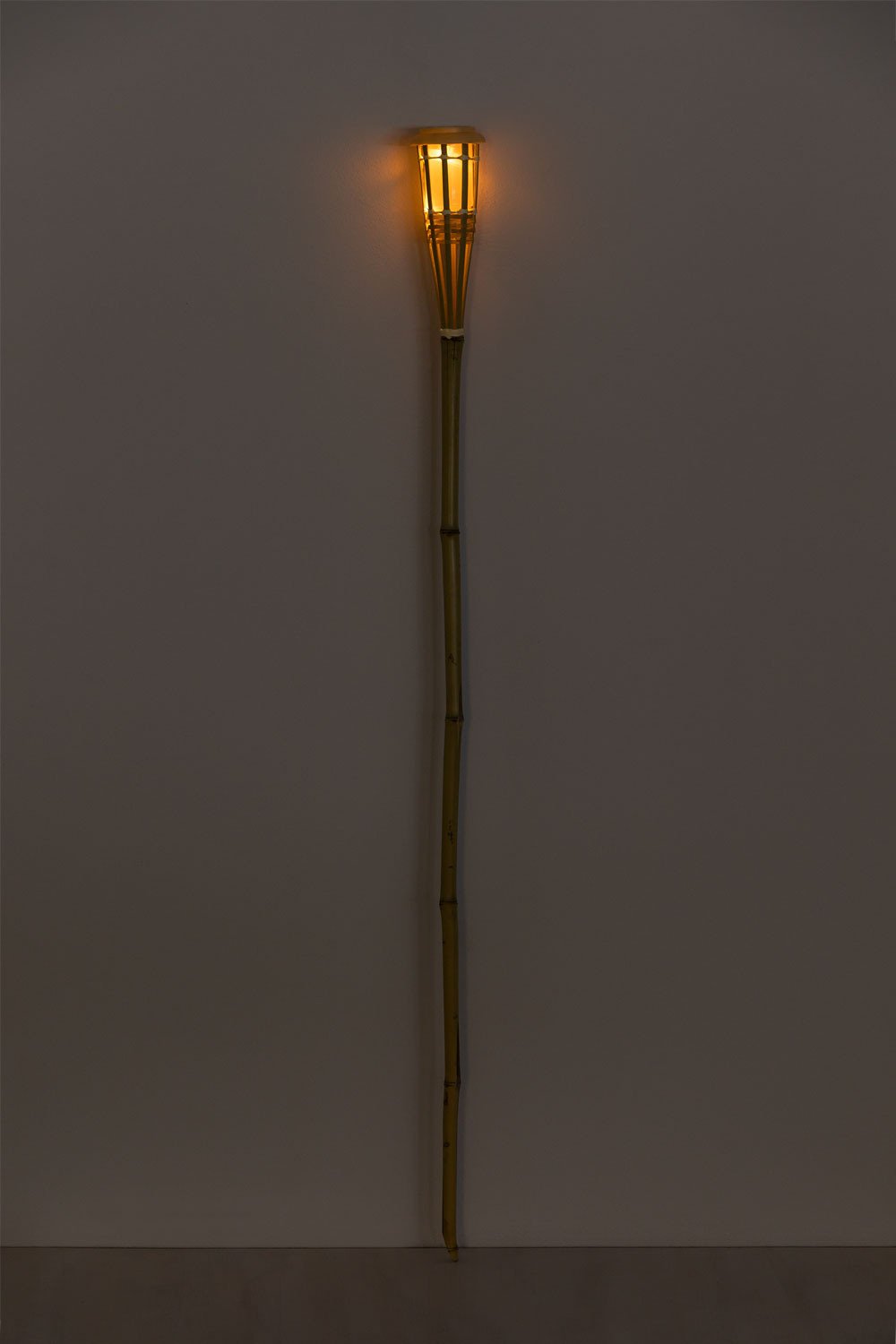 Tocha LED solar para exterior em bambu Tasya, imagem de galeria 3