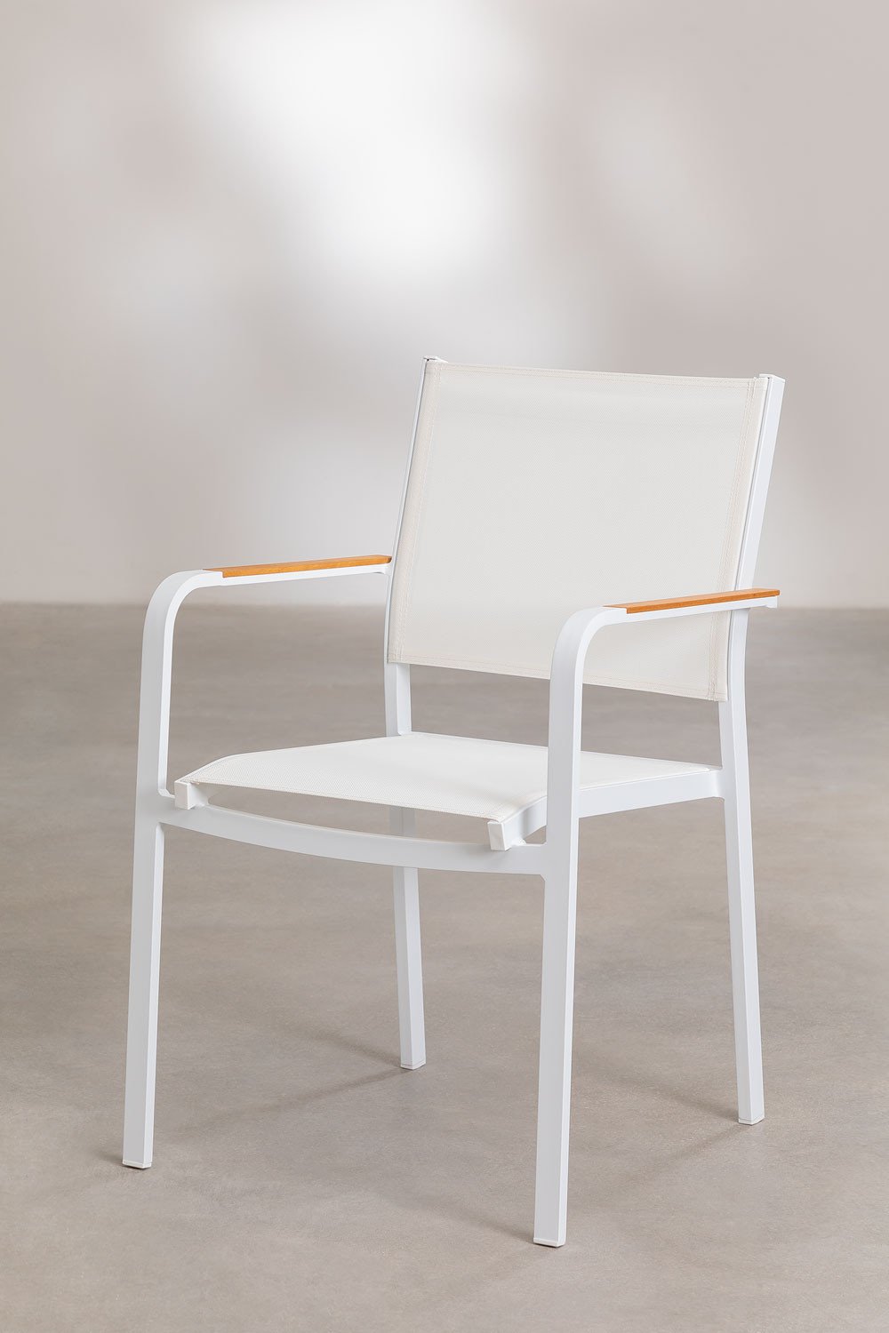 Conjunto de mesa redonda Ø140 cm em madeira de eucalipto e 6 cadeiras de jardim empilháveis em alumínio Archer, imagem de galeria 4