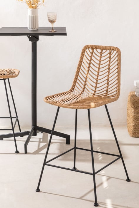Banco alto de jardim 65 cm em rattan sintético com acabamento natural e pés pretos Gouda Natural