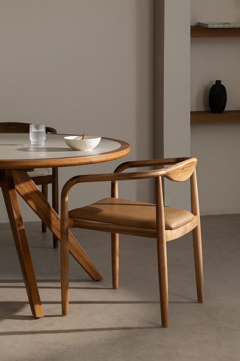 Cadeira de Jantar em Madeira de Acácia e Couro Sintético Mallory, imagem de galeria 1