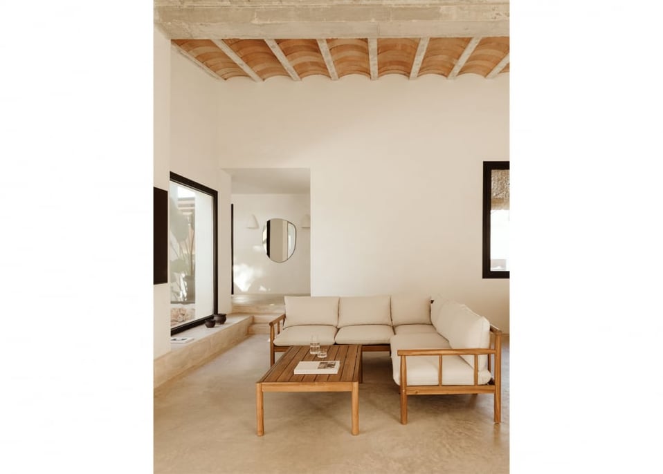 Conjunto de sala com sofá de canto de 5 lugares e mesa de centro em madeira de acácia Melvin
