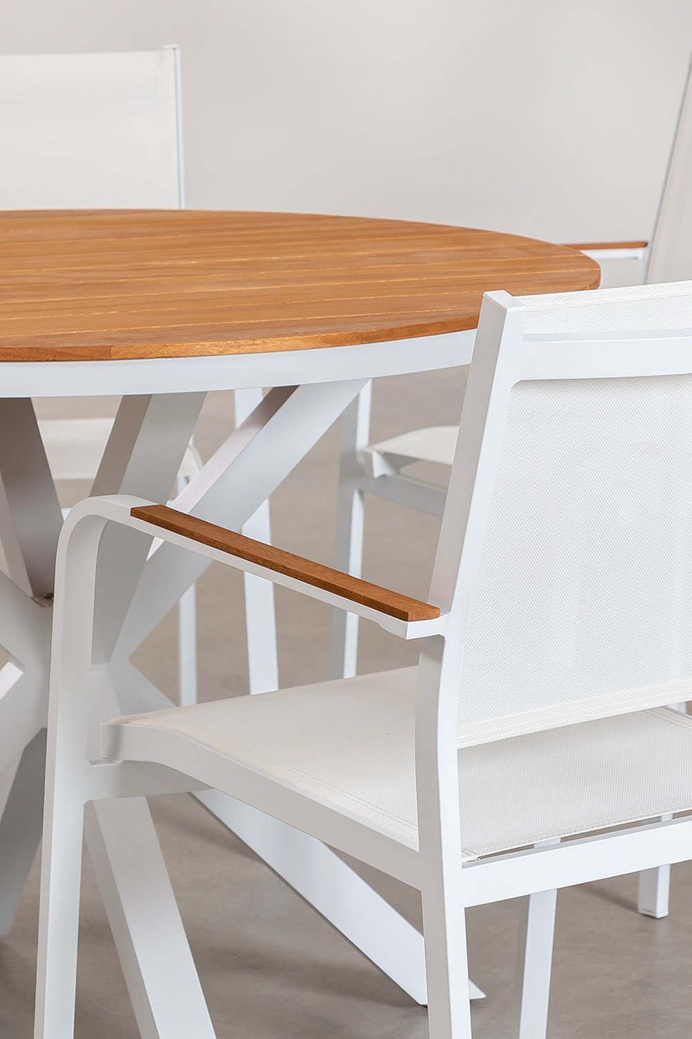 Conjunto de mesa redonda Ø100 cm em madeira de eucalipto e 4 cadeiras de jardim empilháveis em alumínio Archer, imagem de galeria 3