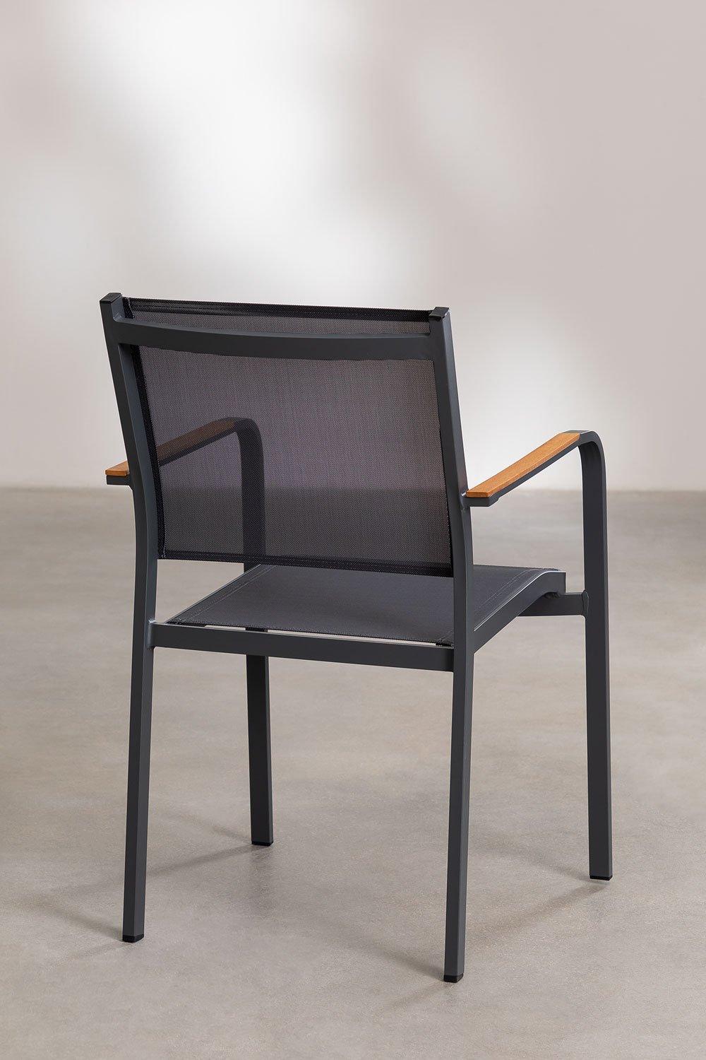 Conjunto de mesa redonda Ø100 cm em madeira de eucalipto e 4 cadeiras de jardim empilháveis em alumínio Archer, imagem de galeria 8