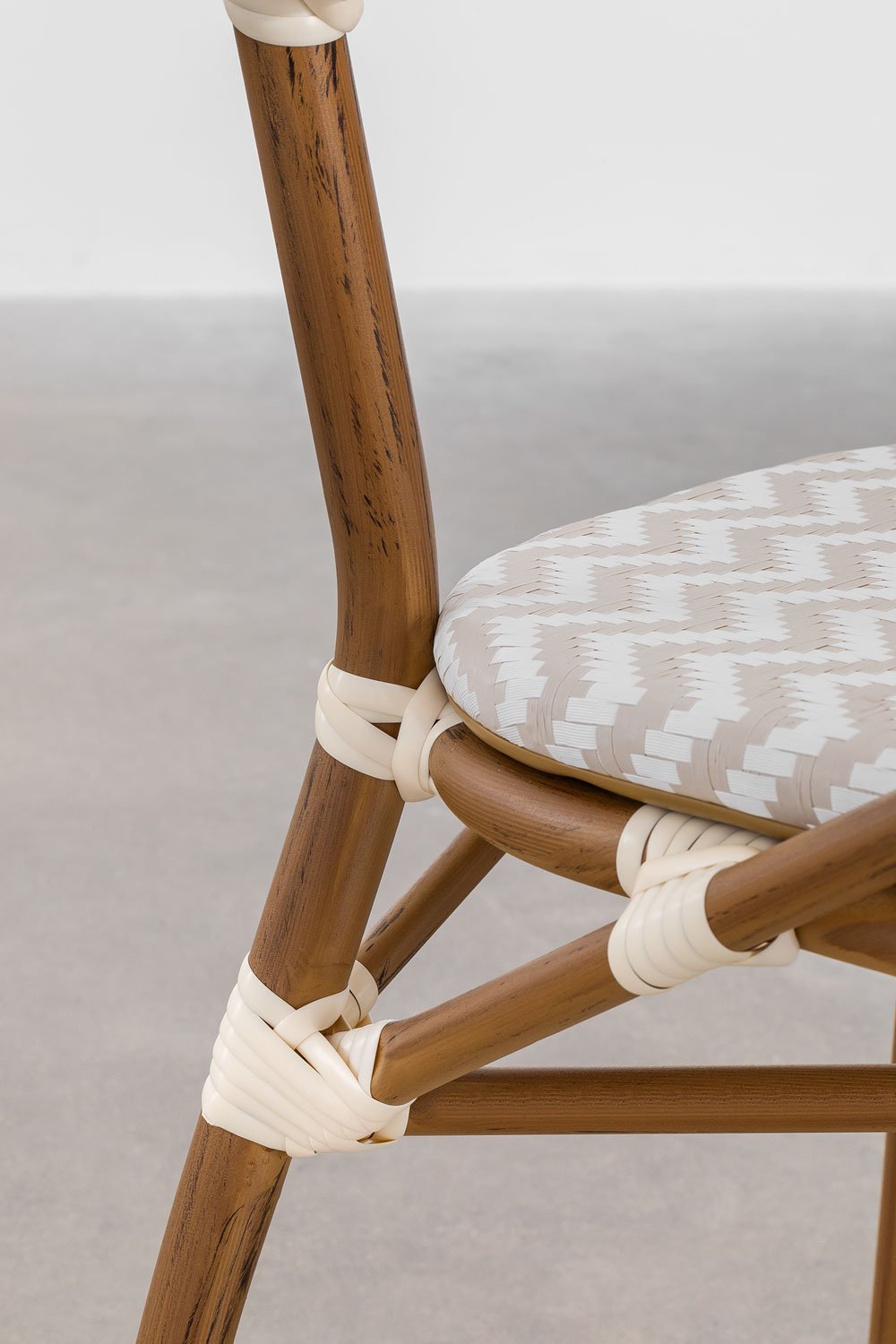 Conjunto de mesa redonda Brielle Bistro, Ø80 cm, e 4 cadeiras de jantar empilháveis de alumínio com braços., imagem de galeria 8