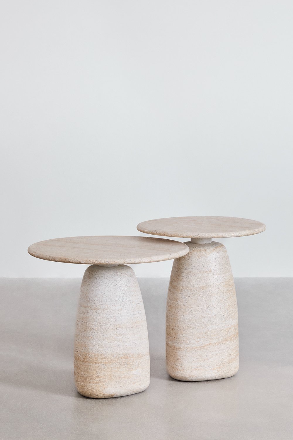 Mesa de apoio redonda em cimento look travertino Grebik, imagem de galeria 6