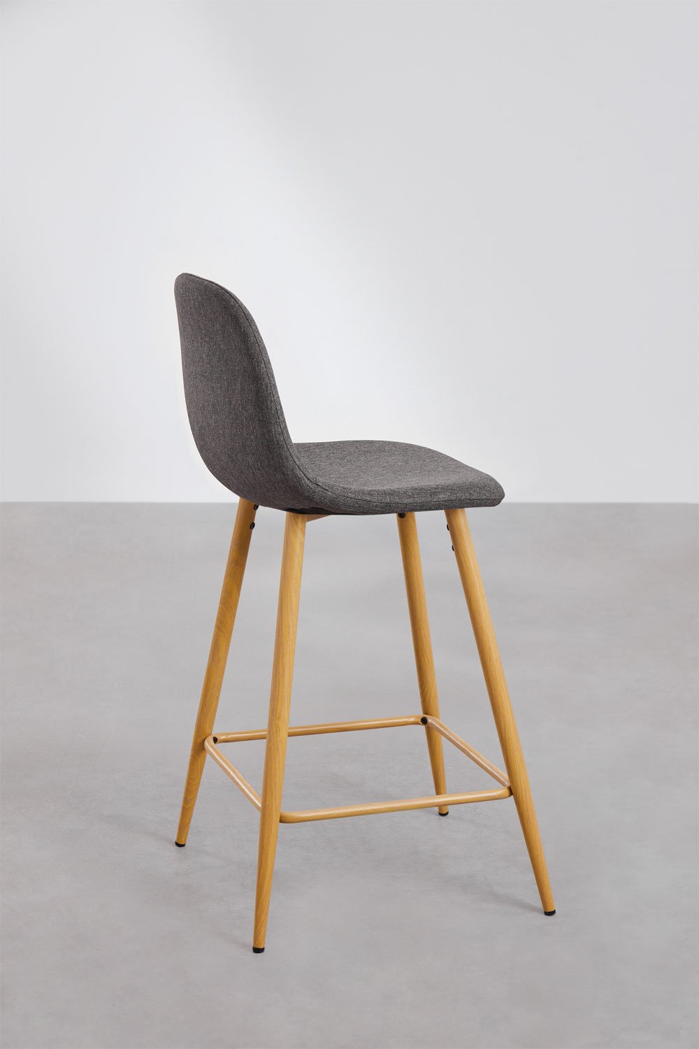 Banco alto 65 cm em tecido cinza antracite e pés com acabamento madeira natural Glamm, imagem de galeria 2