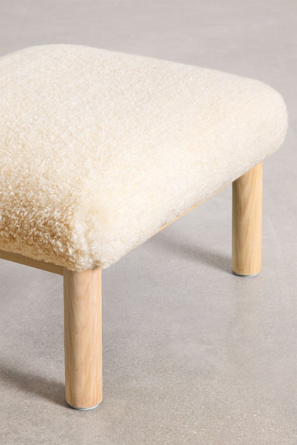 Apoio para os pés em pele de carneiro Bernia e madeira de freixo, imagem de galeria 5