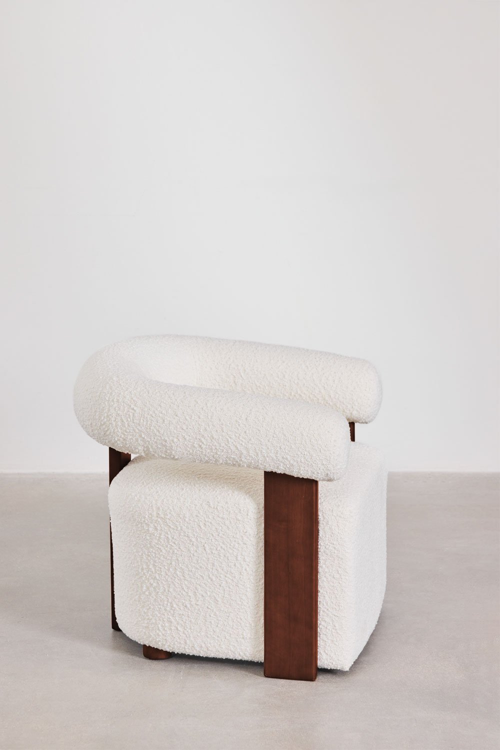 Poltrona em tecido bouclé e madeira de seringueira Mauro , imagem de galeria 3