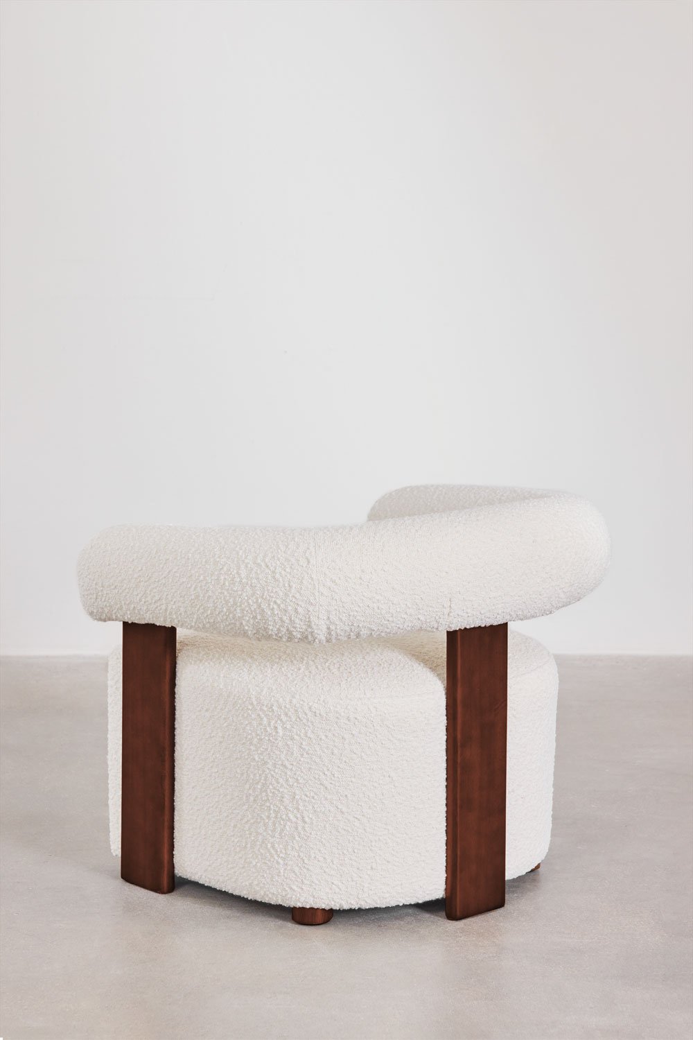Poltrona em tecido bouclé e madeira de seringueira Mauro , imagem de galeria 4