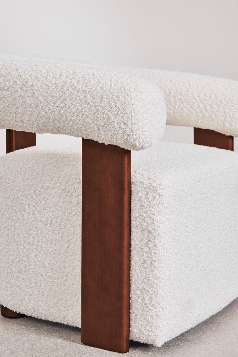 Poltrona em tecido bouclé e madeira de seringueira Mauro , imagem de galeria 5