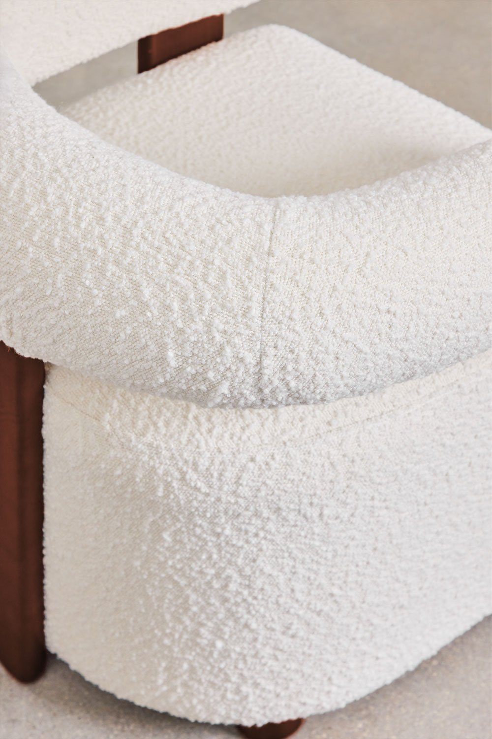 Poltrona em tecido bouclé e madeira de seringueira Mauro , imagem de galeria 6