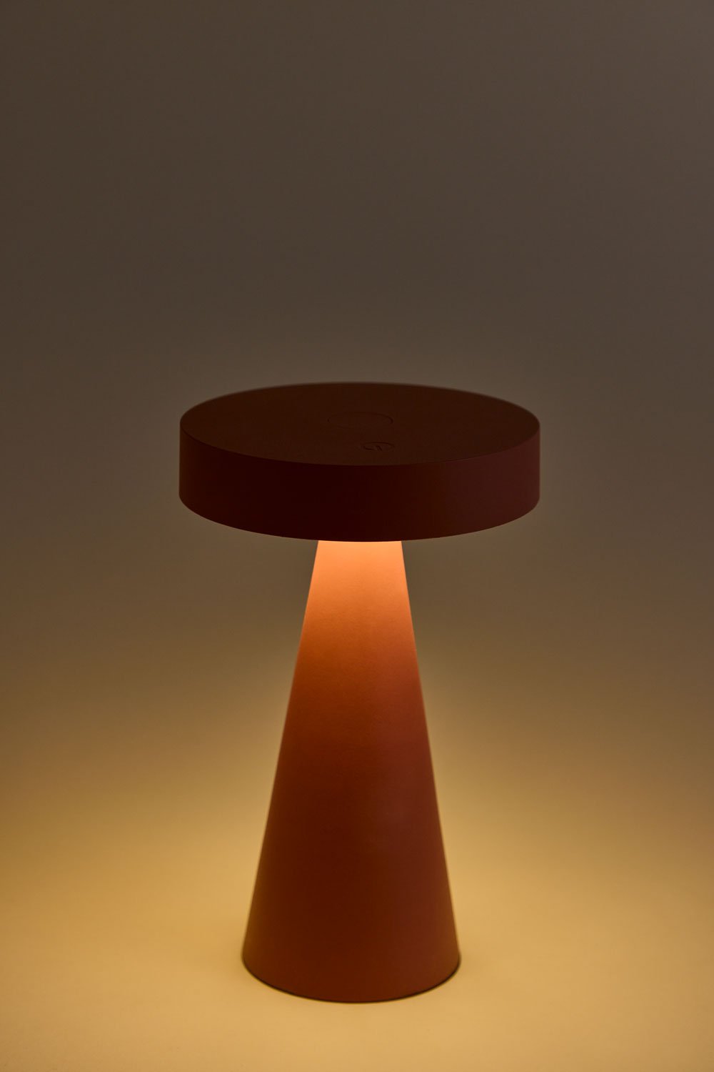 Candeeiro de mesa LED sem fios em ferro Catinca, imagem de galeria 3