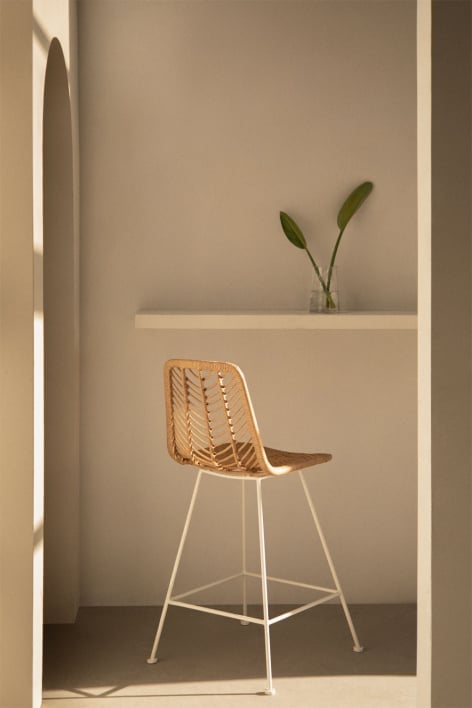 Banco alto 65 cm em rattan sintético com acabamento natural e pés brancos Gouda Natural