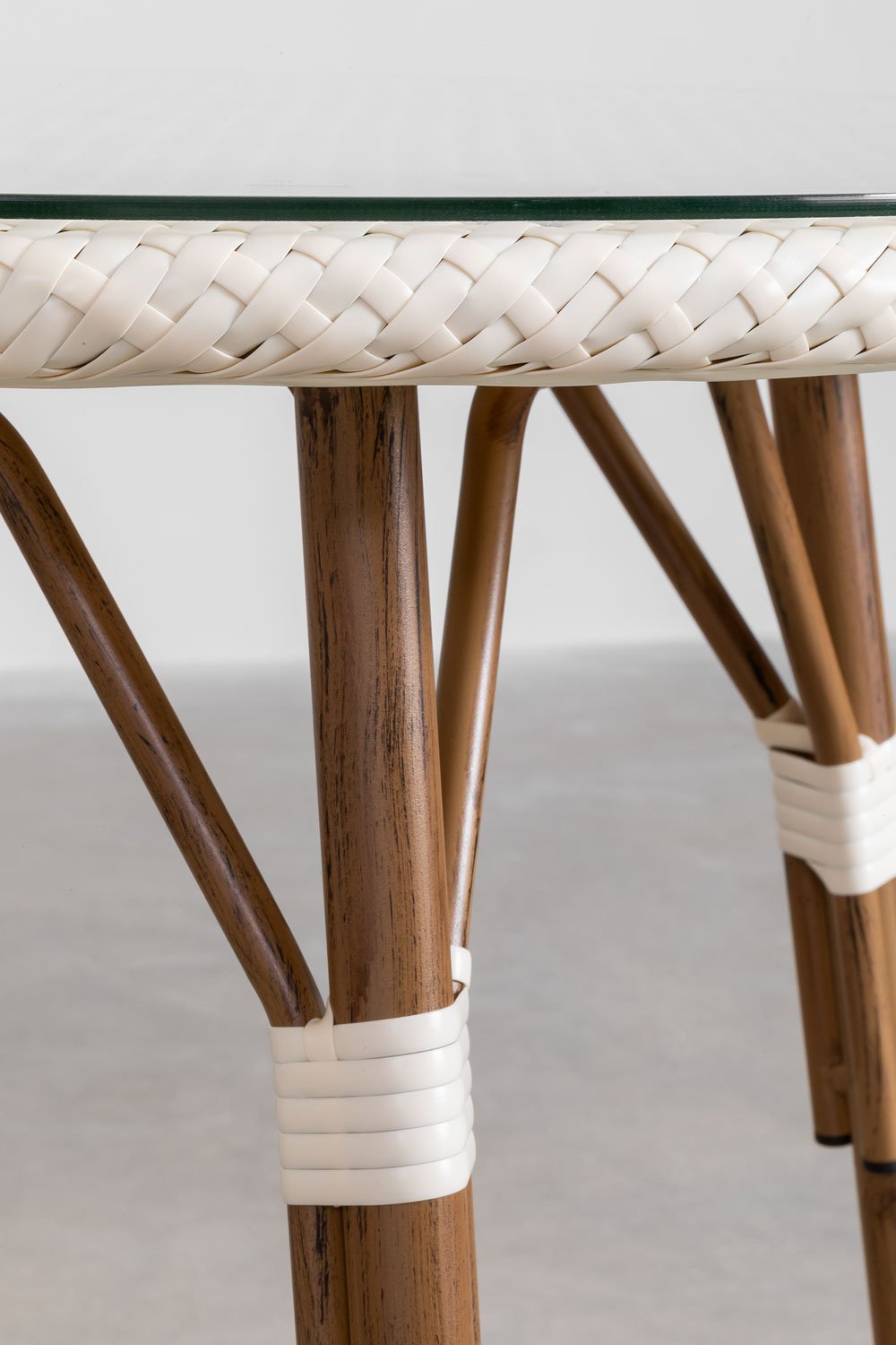 Conjunto de mesa redonda Brielle Bistro, Ø80 cm, e 4 cadeiras de jantar empilháveis de alumínio com braços., imagem de galeria 3