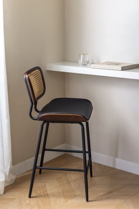 Banco alto 65 cm em madeira escura, rattan e polipele preto Raysa