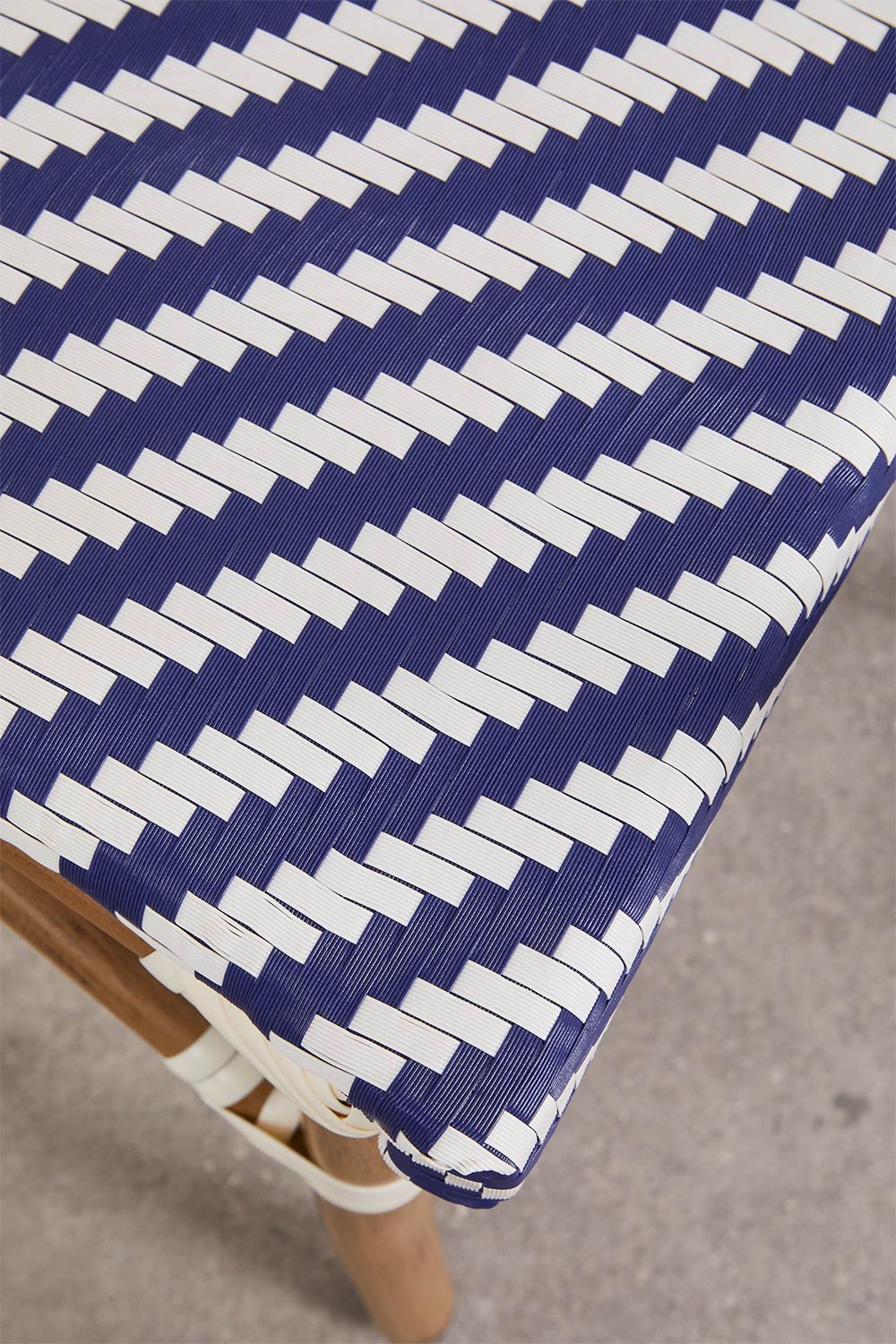 Conjunto de mesa redonda Brielle Bistro (80 cm de diâmetro) e 4 cadeiras de jardim empilháveis de alumínio, imagem de galeria 9