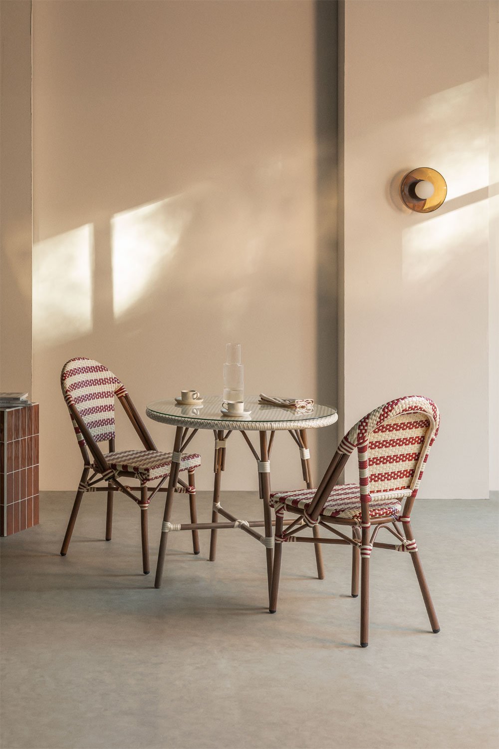 Conjunto de mesa redonda Ø80 cm Brielle Bistro e 2 cadeiras empilháveis em rattan sintético e alumínio Solange Bistro, imagem de galeria 1