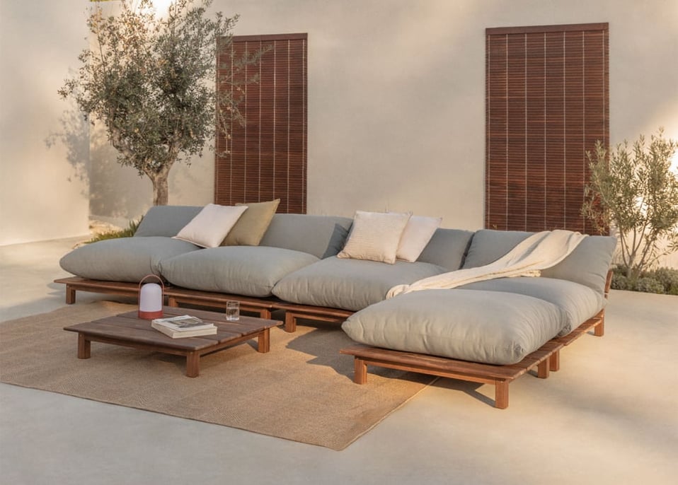 Conjunto de jardim com sofá modular reclinável de 4 peças, mesa de centro e puff em madeira de acácia Brina