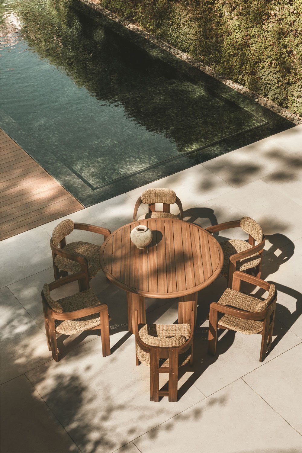 Conjunto de mesa redonda Ø120 cm em madeira de acácia Danara e 6 cadeiras de jardim em madeira de acácia e rattan sintético Gina, imagem de galeria 2