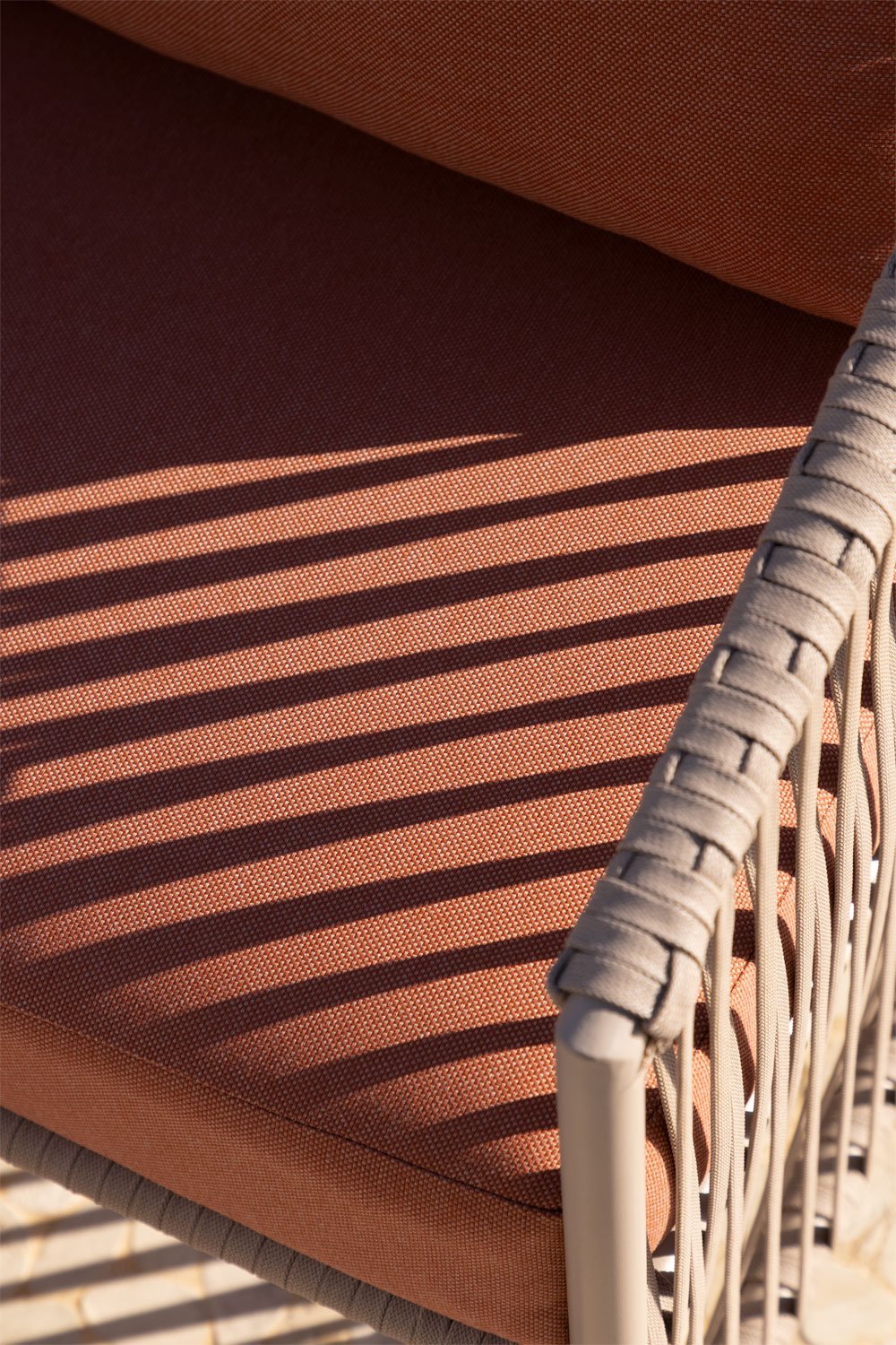 Conjunto de jardim com sofá de 2 lugares, 2 poltronas e mesas de centro em alumínio e corda trançada Sophie., imagem de galeria 2