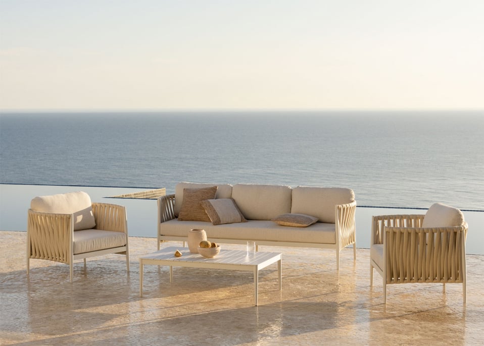 Conjunto de jardim com sofá de 3 lugares, mesa de centro retangular 120x70 cm e 2 poltronas em alumínio Sereilen