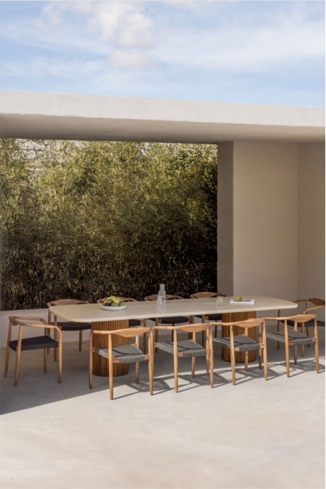 Conjunto de mesa retangular 270x110 cm em cimento Sirvon e 10 cadeiras de jardim com apoios de braços em madeira de acácia Mallo
