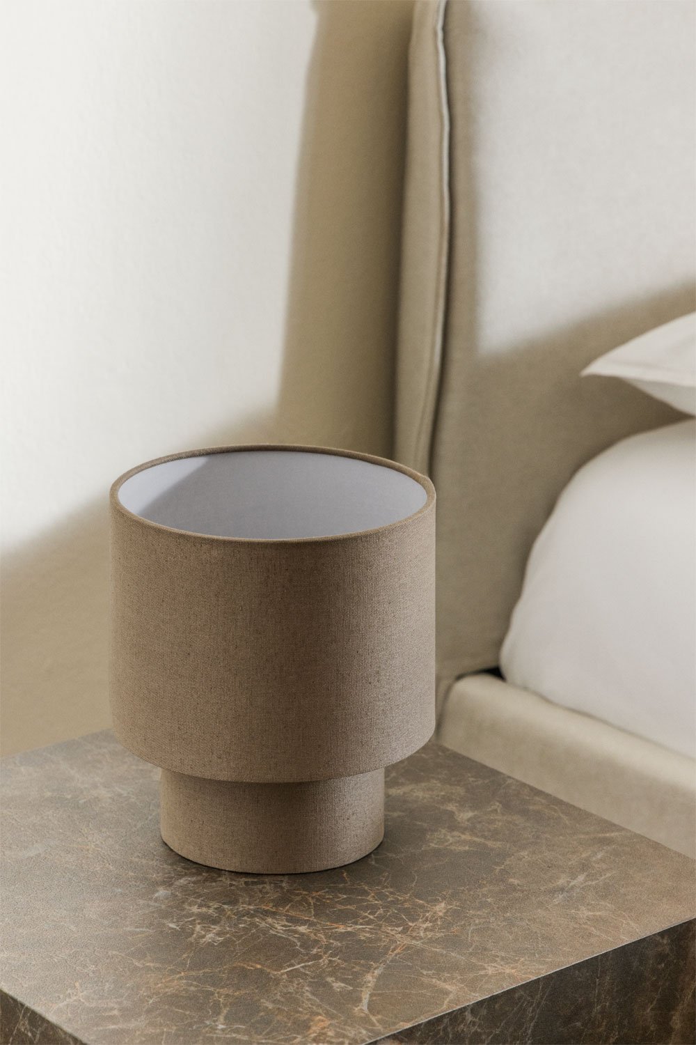Candeeiro de mesa Gioura em linho e ferro, imagem de galeria 1