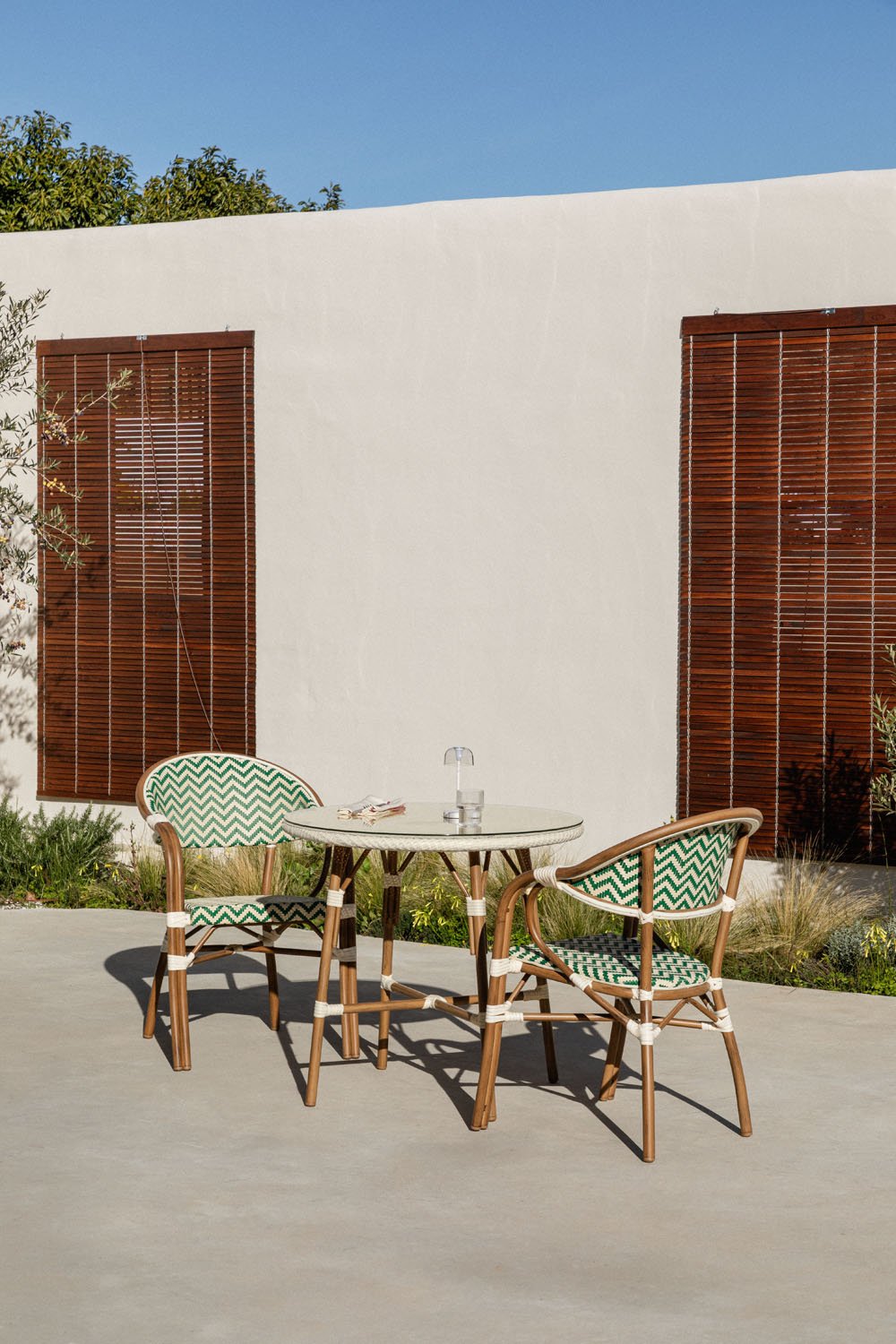 Conjunto de mesa redonda Ø80 cm e 2 cadeiras de jardim empilháveis com braços de alumínio Brielle Bistro, imagem de galeria 1