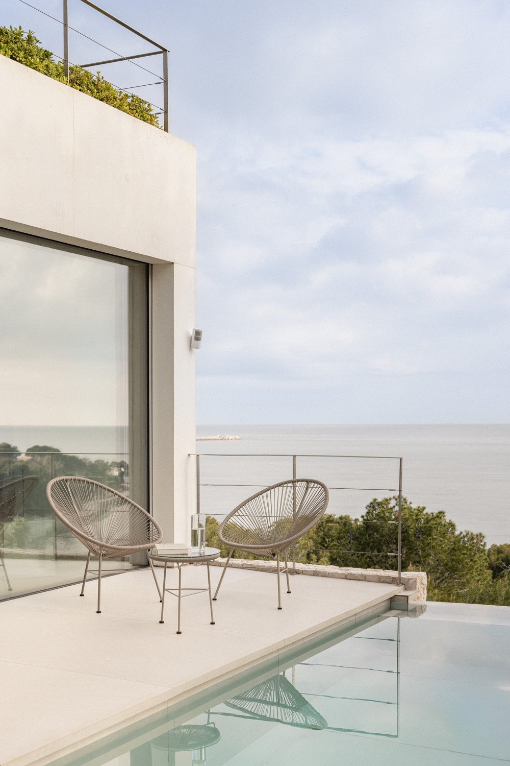 Conjunto de jardim com 2 poltronas e mesa lateral em aço e vime sintético New Acapulco, imagem de galeria 1