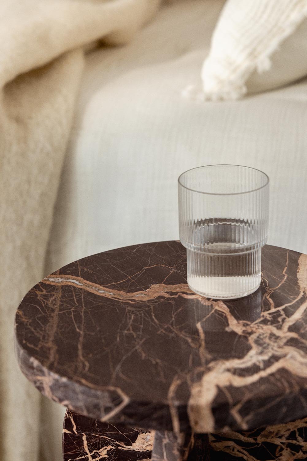 Mesa de cabeceira redonda Ø30 cm em mármore Graham, imagem de galeria 3