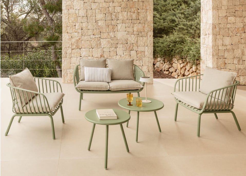 Conjunto de jardim com sofá de 2 lugares, 2 poltronas e 2 mesas de centro em ferro e polipropileno Aradina.