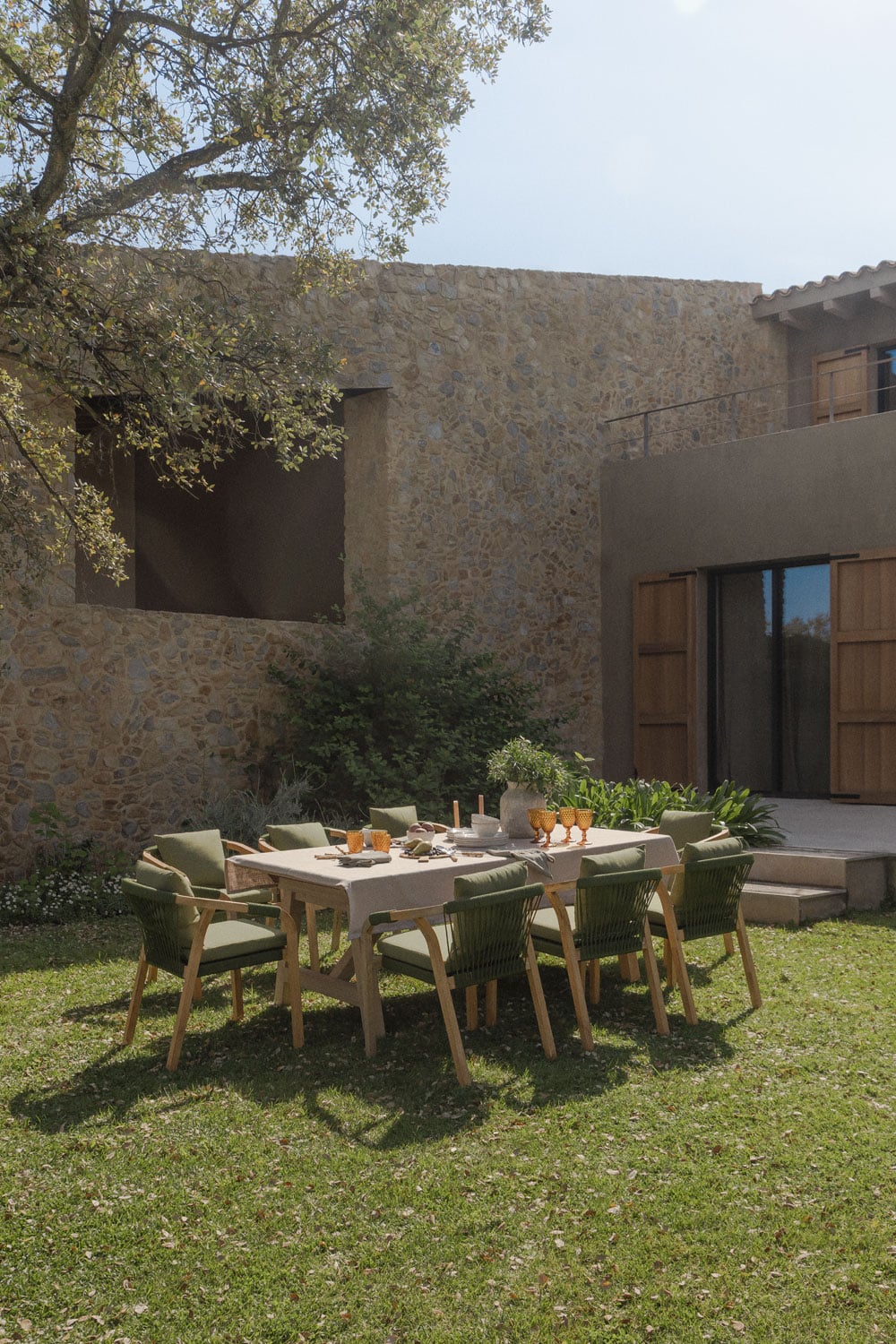 Conjunto de mesa retangular extensível 200-260-320x100 cm e 8 cadeiras de jardim com apoios de braços em madeira de acácia Dubai, imagem de galeria 1