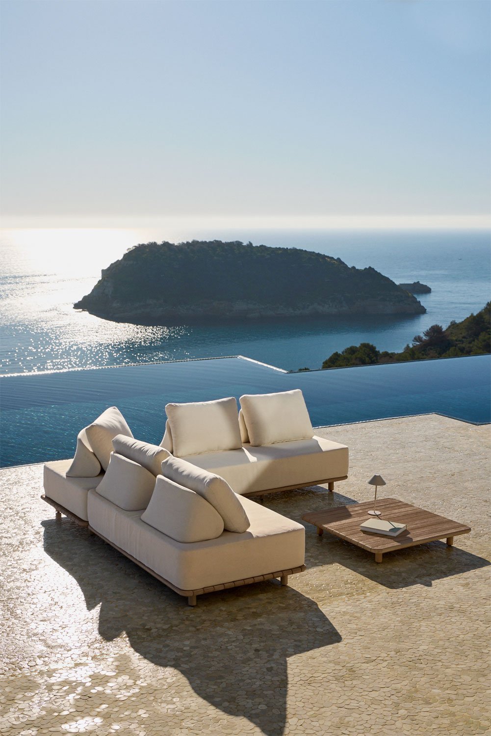 Conjunto de jardim com sofá modular de canto de 3 peças e mesa de centro 95x95 cm em acácia Portet, imagem de galeria 2