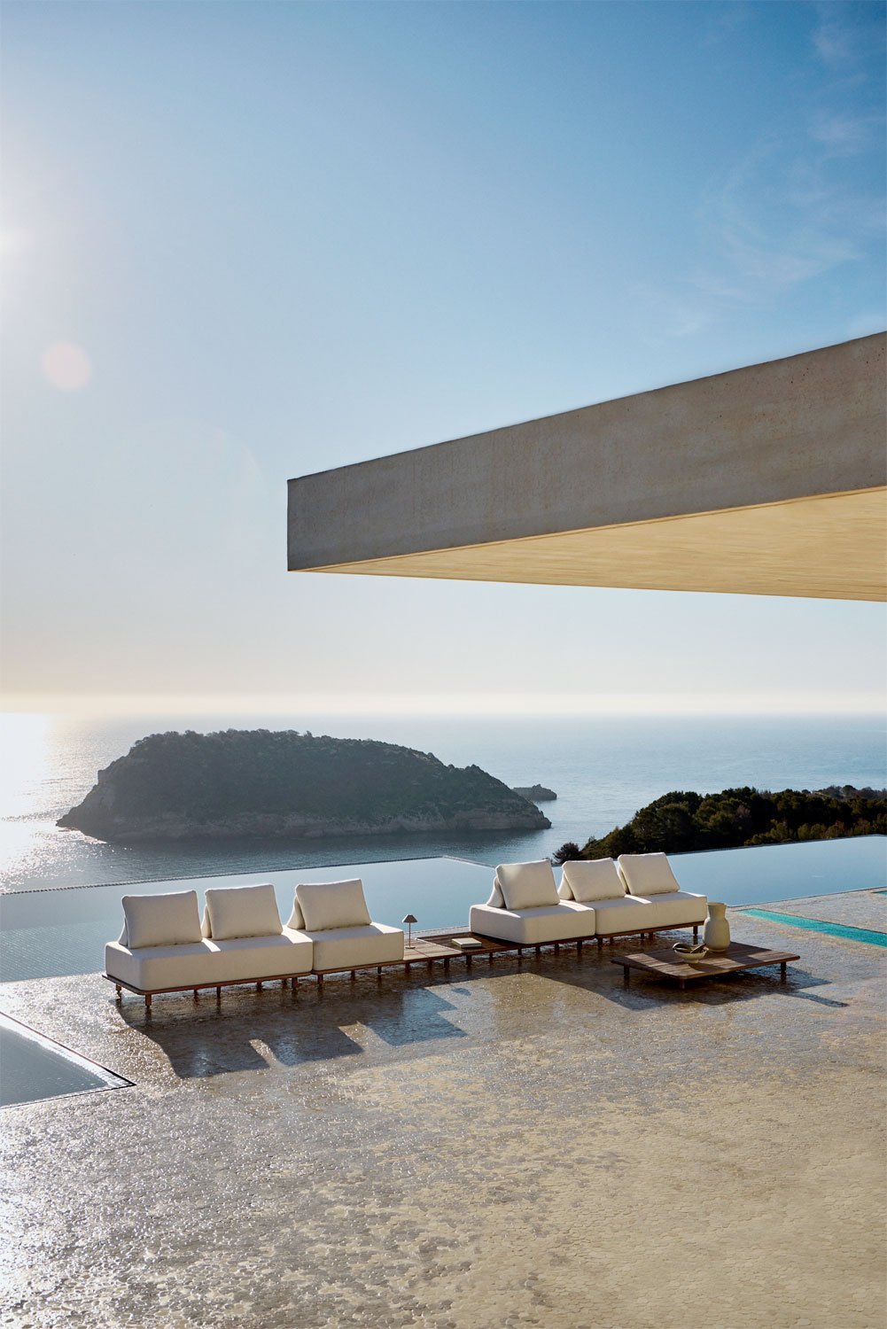 Conjunto de jardim com sofá modular de 4 peças com mesa lateral e mesa de centro 160x95 cm em acácia Portet, imagem de galeria 1