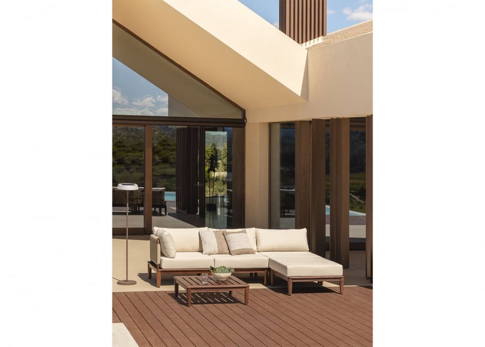 Conjunto de jardim com sofá modular de canto de 3 peças, mesa de centro e puff em acácia Giulia
