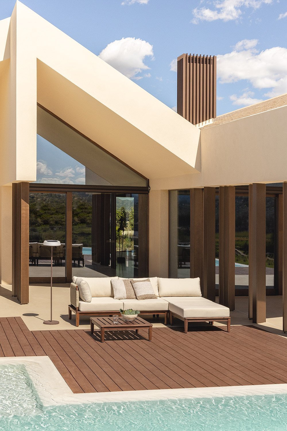 Conjunto de jardim com sofá modular de canto de 3 peças, mesa de centro e puff em acácia Giulia, imagem de galeria 1