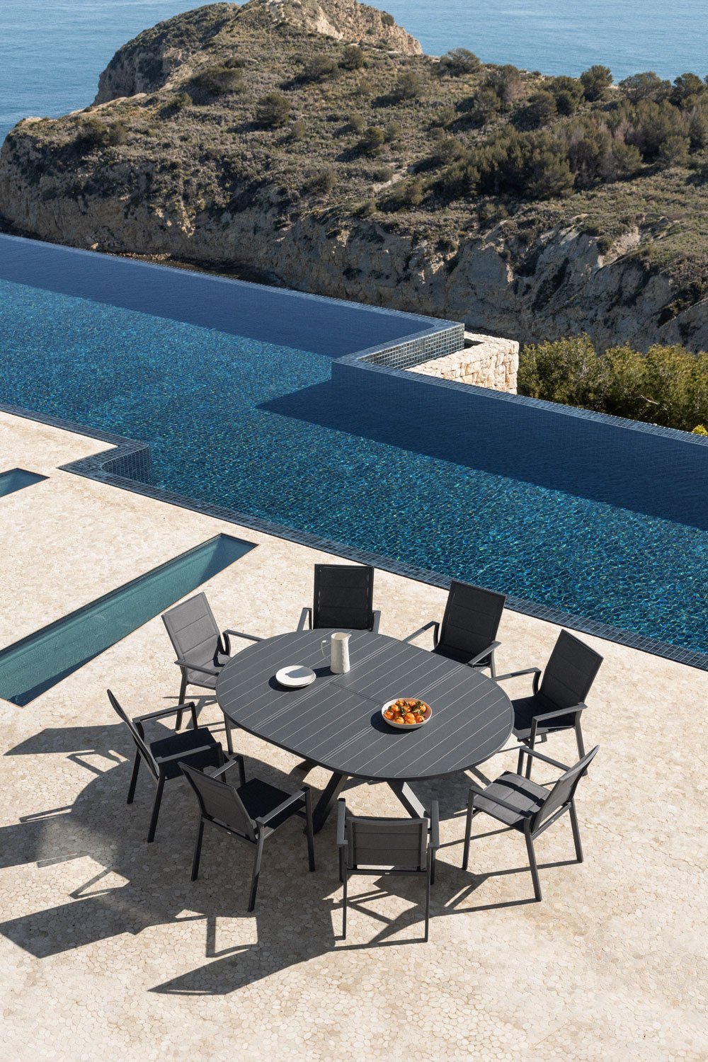 Conjunto de mesa extensível redonda Barces 145-200x145 cm e 8 cadeiras de jardim empilháveis Karena em alumínio com braços, imagem de galeria 1