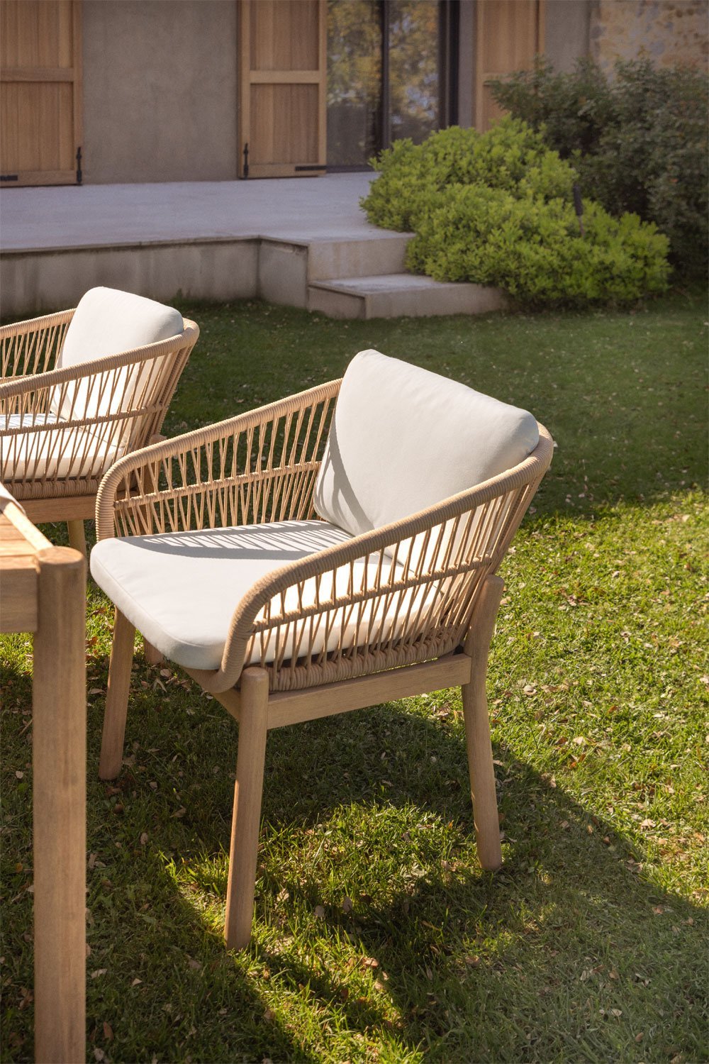 Pacote de 4 cadeiras de jardim com braços em madeira de acácia e corda trançada Karvia, imagem de galeria 1