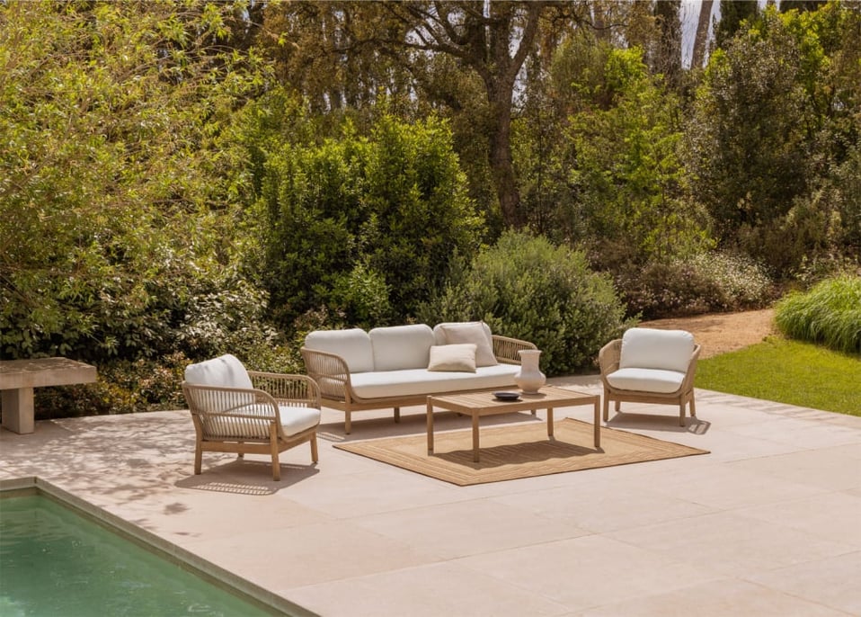 Conjunto de jardim Karvia com sofá de 3 lugares, 2 poltronas e mesa de centro em alumínio e madeira de acácia
