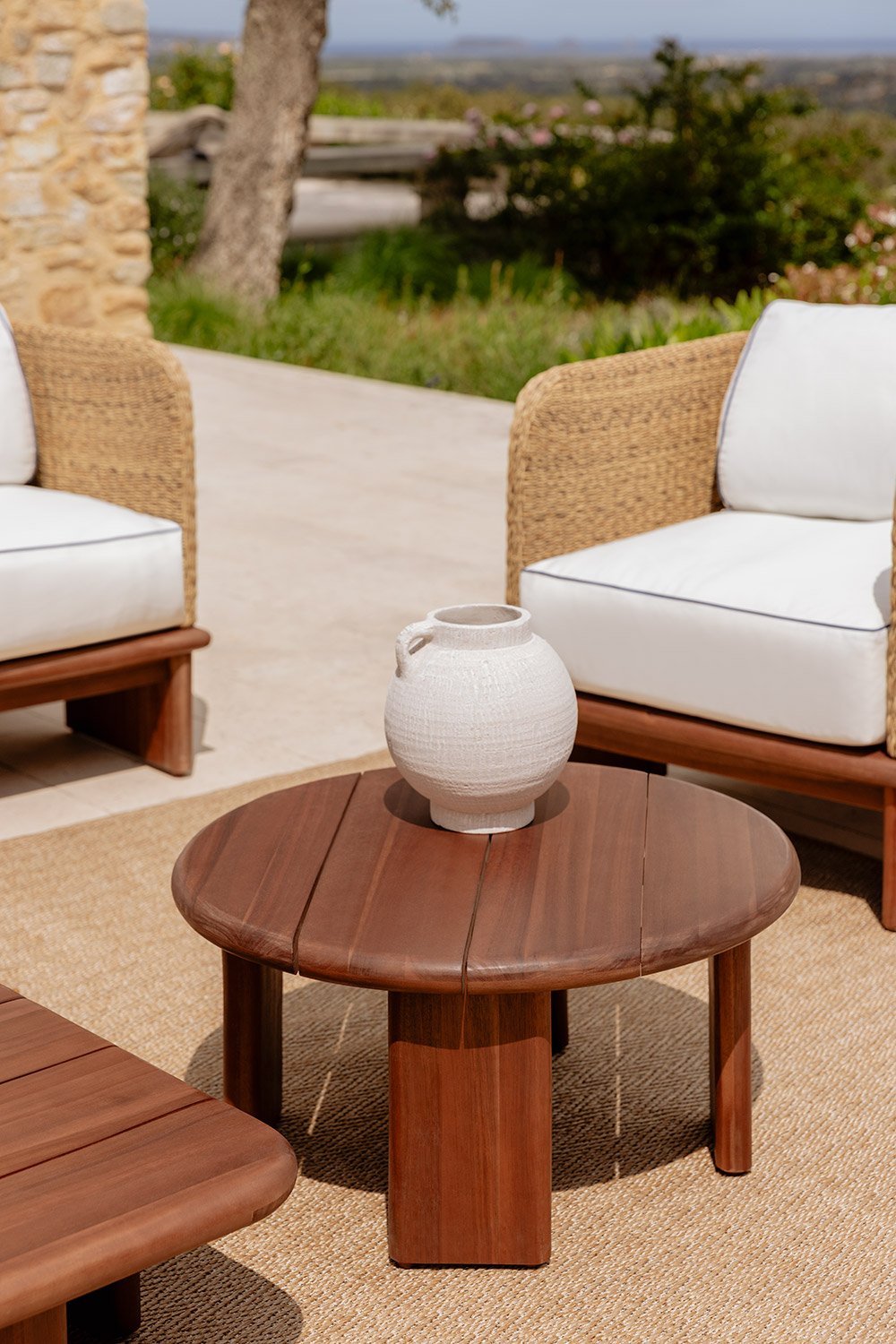 Mesa lateral redonda de jardim Ø70 cm em madeira de acácia Famara  , imagem de galeria 1