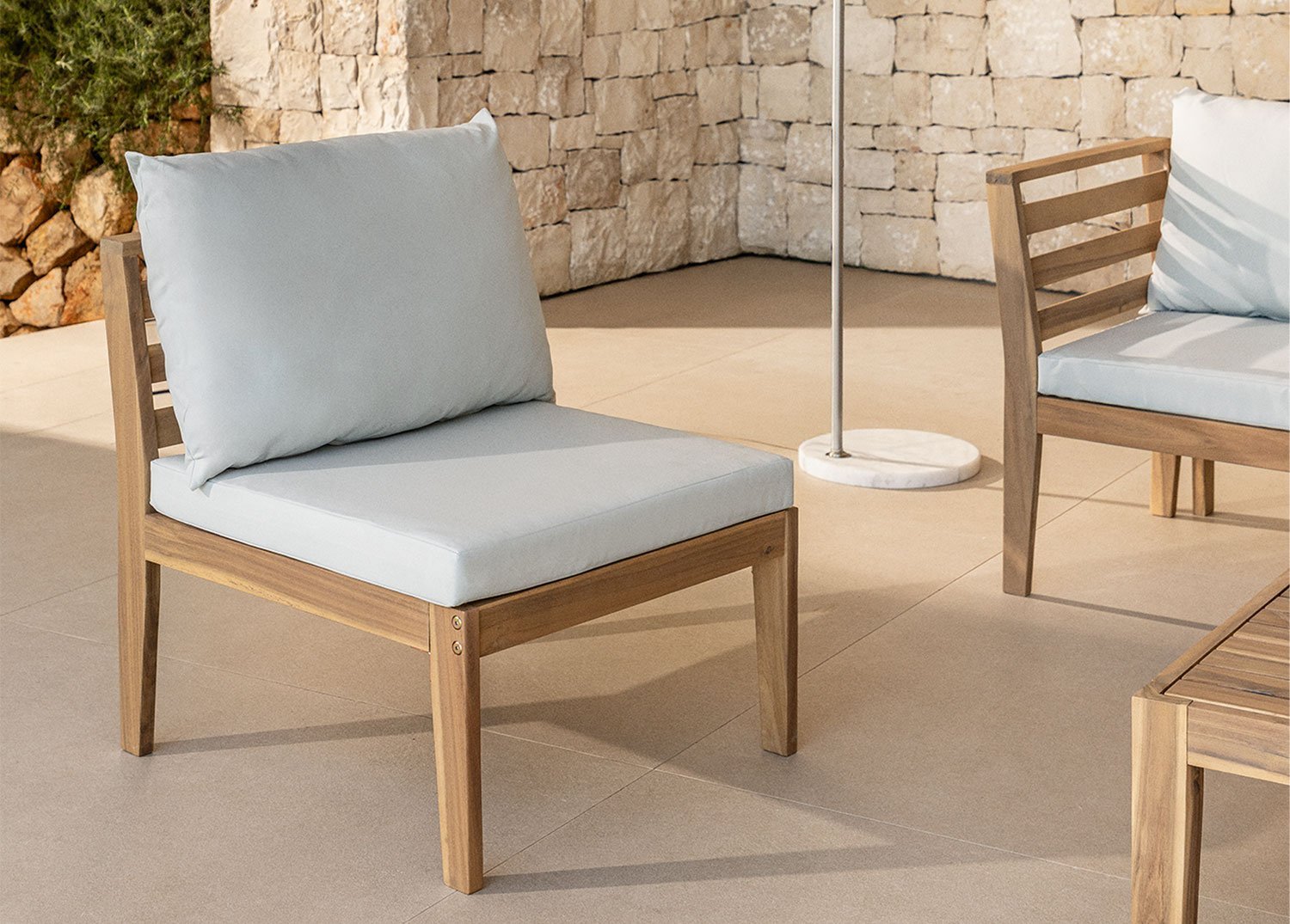 Módulo central para sofá modular de jardim Filips em madeira de acácia, imagem de galeria 1