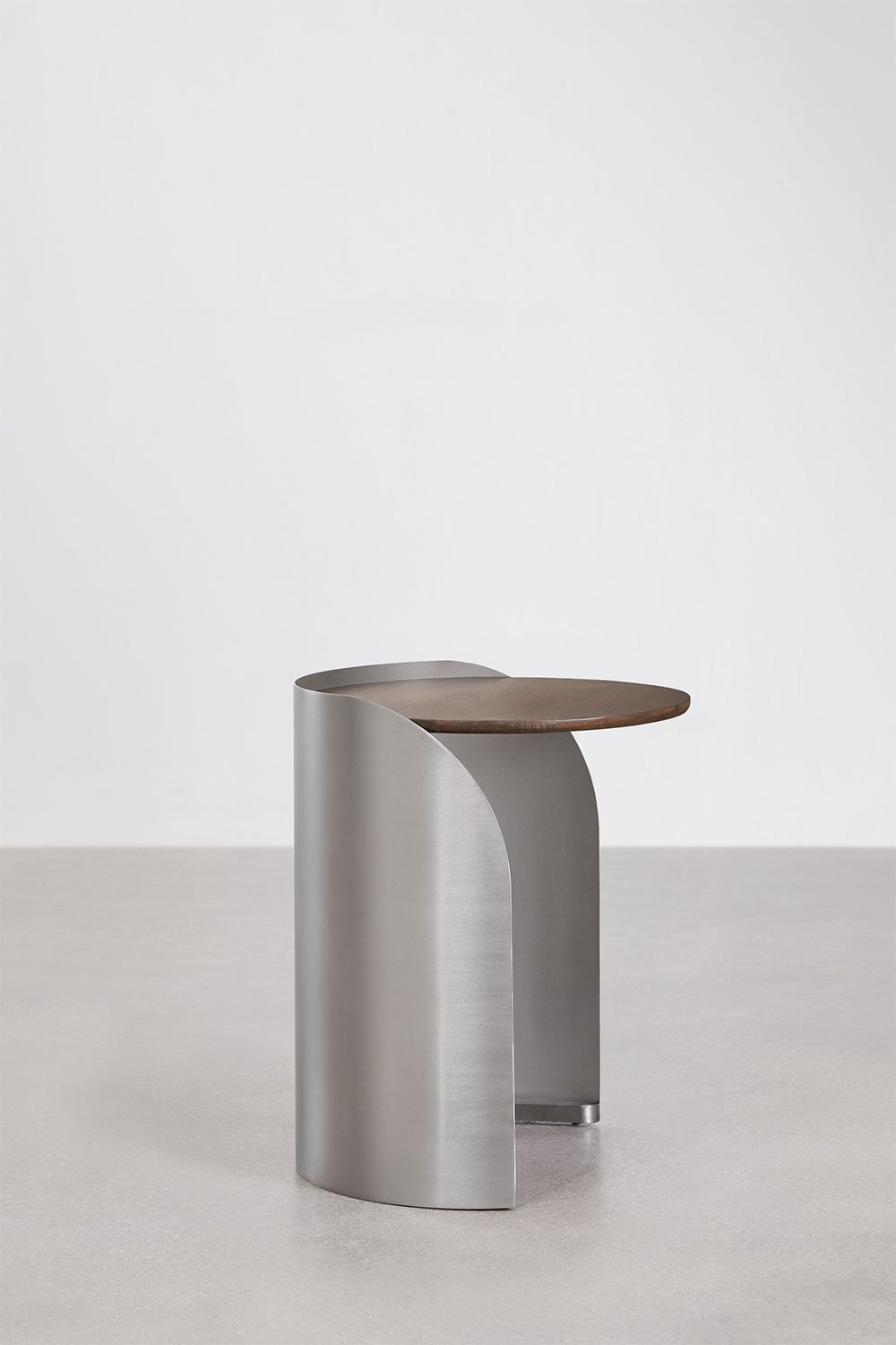 Mesa de cabeceira redonda em madeira de mangueira e aço inoxidável Xireisa, imagem de galeria 4